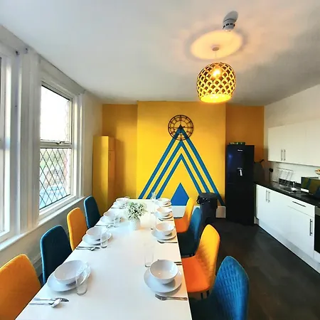 Home In Woodhouse, Leeds,Free 4 Car Parking,Free Wifi Leeds  Exterior photo