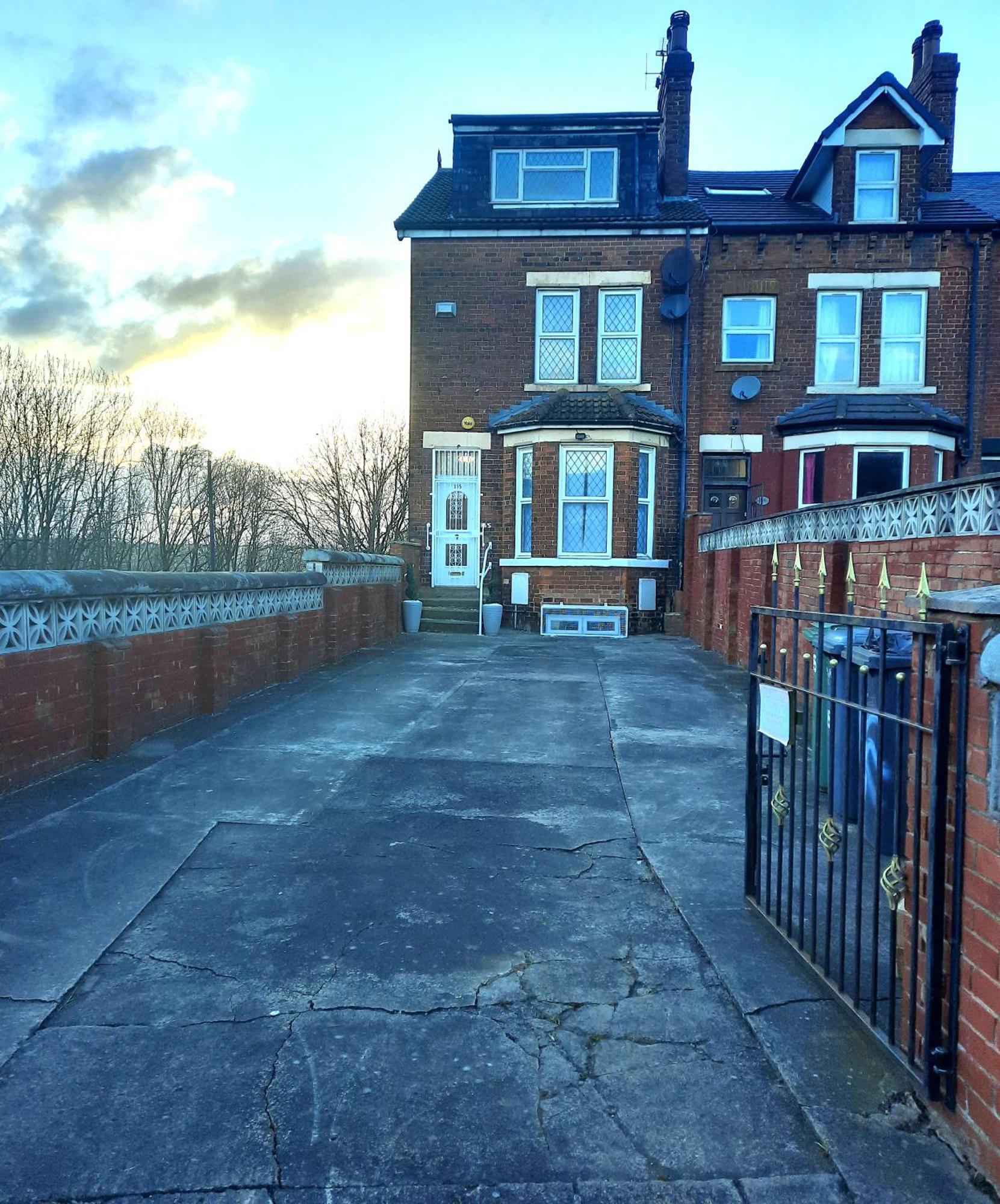 Holiday home In Woodhouse, Leeds,free 4 Car Parking,free Wifi